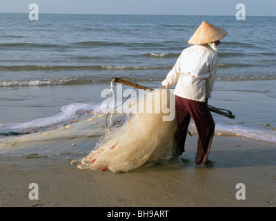 VIETNAM FRAUEN AUS CO-OPERATIVE CASTING FISCHERNETZ IM MEER IN DER NÄHE VON MUI NE Stockfoto