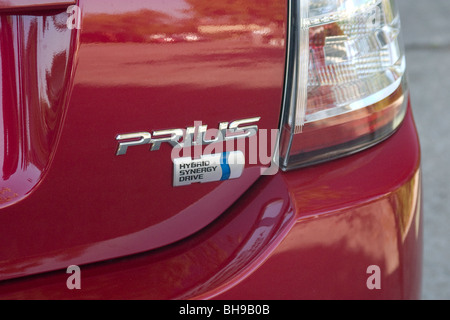 Prius-Abzeichen auf der Rückseite des roten Toyota Prius Stockfoto