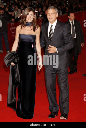 GEORGE CLOONEY & ELISABETTA CANALIS oben IN der Luft PREMIERE AUDITORIUM PARCO DELLA MUSICA Rom Italien 17. Oktober 2009 Stockfoto
