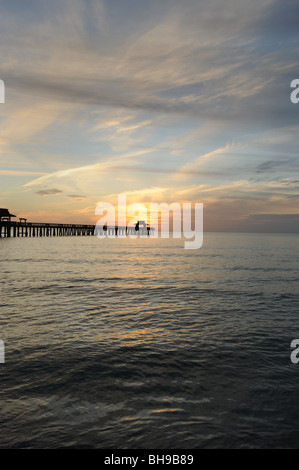 Sonnenuntergang über der Pier am Strand von Naples Naples Florida USA Stockfoto
