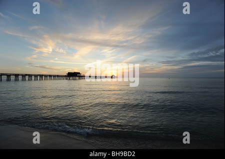 Sonnenuntergang über der Pier am Strand von Naples Naples Florida USA Stockfoto
