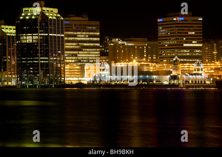 Nachtansicht Zeit von Halifax, Nova Scotia Wasser wie von der Dartmouth Seite betrachtet. Stockfoto