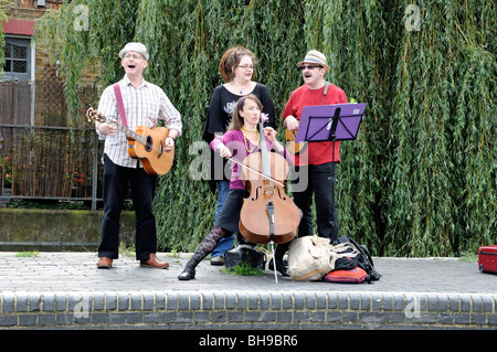 Gruppe von vier Musikern im Freien an der Angel Festival Islington London England UK Stockfoto