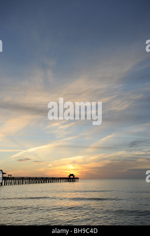 Sonnenuntergang über der Pier am Strand von Naples Naples Florida USA Stockfoto