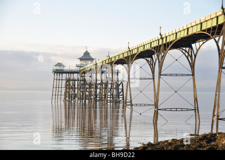 Die renovierte Clevedon Pier, nach Westen in Richtung South Wales über den Bristol-Kanal, Stockfoto