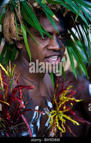 Diese Jugendlichen Krieger Tänzer und seine Gruppe gab eine willkommene Perfomance für Passagiere aus dem Aussie Expedition Kreuzer Orion Stockfoto