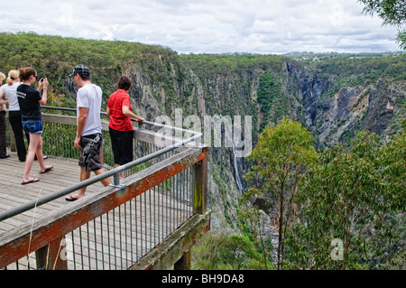 WOLLOMOMBI, New South Wales, Australien – Ein malerischer Aussichtspunkt bietet einen Blick auf die dramatischen Wollombi Falls im Oxley Wild Rivers National Park. Die Wasserfälle, die zu den höchsten Australiens gehören, stürzen sich in eine zerklüftete Schlucht entlang der landschaftlich reizvollen Route des Waterfall Way im nördlichen Zentrum von New South Wales. Stockfoto