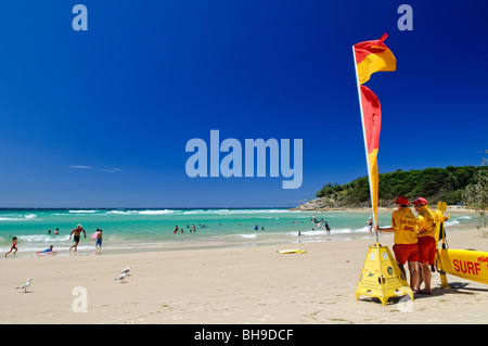 NORTH Stradbroke Island, Australien - lebensretter am Zylinder Strand auf Stradbroke Island, Queensland. Der Strand benannt wurde, weil es die Landung zur Entlastung der Gasflaschen für die nahe gelegenen Leuchtturm von Point Lookout zu sein. North Stradbroke Island, nur von Queenslands Hauptstadt Brisbane, ist der weltweit zweitgrößte Sand Insel und mit seinen kilometerlangen Sandstrände, die im Sommer ein beliebtes Urlaubsziel. Stockfoto