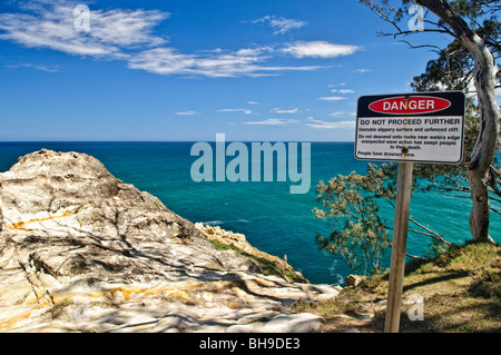 NORTH STRADBROKE ISLAND, Australien - Gefahrenschilder auf den Klippen am Point Lookout auf Stadbroke Island, Queensland North Stradbroke Island, gleich neben Queenslands Hauptstadt Brisbane, ist die zweitgrößte Sandinsel der Welt und mit ihren kilometerlangen Sandstränden ein beliebtes Urlaubsziel für den Sommer. Die Insel ist die Heimat der Quandamooka und eine reiche Vielfalt an einzigartiger Flora und Fauna. Sie ist eine der weltweit größten Sandinseln und ein wertvoller Naturschatz in Queensland. Stockfoto