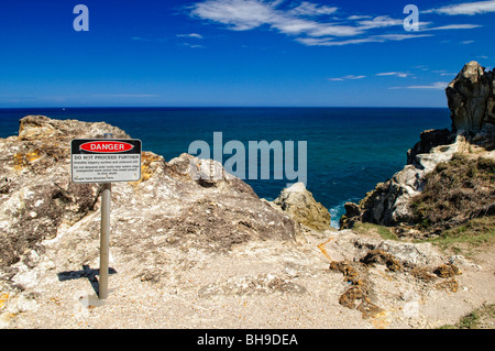 NORTH STRADBROKE ISLAND, Australien - Gefahrenschilder auf den Klippen am Point Lookout auf Stadbroke Island, Queensland North Stradbroke Island, gleich neben Queenslands Hauptstadt Brisbane, ist die zweitgrößte Sandinsel der Welt und mit ihren kilometerlangen Sandstränden ein beliebtes Urlaubsziel für den Sommer. Die Insel ist die Heimat der Quandamooka und eine reiche Vielfalt an einzigartiger Flora und Fauna. Sie ist eine der weltweit größten Sandinseln und ein wertvoller Naturschatz in Queensland. Stockfoto