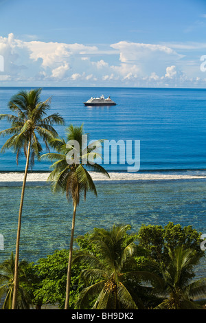 Australische Expedition Kreuzer Orion liegt vor Anker von Ghizo Insel Passagiere an Landausflügen Salomonen teilnehmen Stockfoto