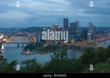 Skyline von Pittsburgh in der Abenddämmerung Stockfoto