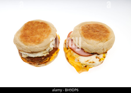 Wurst, Ei und Käse und Speck, Ei und Käse Frühstück Sandwiches auf weißem Hintergrund. Schneiden Sie aus. Stockfoto