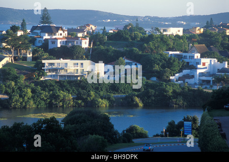 BLICK AUF HÄUSER, VILLEN, PLETTENBERG, PLETTENBERG, GARDEN ROUTE, SÜDAFRIKA Stockfoto