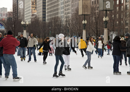 Eisläufer Millennium Park Chicago. McCormick Tribune Eislaufbahn. Stockfoto