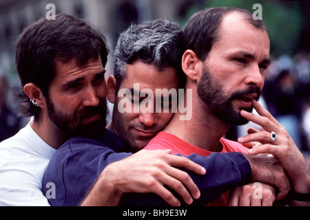 Männer außerhalb der San Francisco City Hall während einer Demonstration von HIV/AIDS in San Francisco, Kalifornien Stockfoto