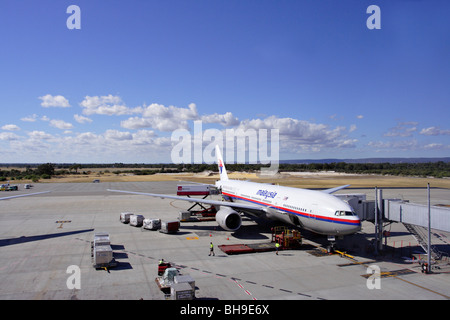 Laden von Ladung in ein Flugzeug am Flughafen Perth, Western Australia. Stockfoto