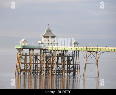 Die renovierte Clevedon Pier, nach Westen in Richtung South Wales über den Bristol-Kanal Stockfoto