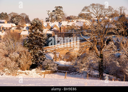 Neuschnee auf Bad Brücke, Tetbury Stockfoto