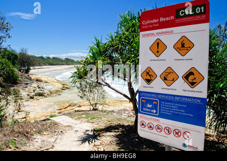 NORTH STRADBROKE ISLAND, Australien - Blick auf den Cylinder Beach an der Nordostküste von Stradbroke Island. North Stradbroke Island, gleich neben der Hauptstadt von Queensland, Brisbane, ist die zweitgrößte Sandinsel der Welt und mit ihren kilometerlangen Sandstränden ein beliebtes Reiseziel für Sommerurlaube. Die Insel ist die Heimat der Quandamooka und eine reiche Vielfalt an einzigartiger Flora und Fauna. Sie ist eine der weltweit größten Sandinseln und ein wertvoller Naturschatz in Queensland. Stockfoto