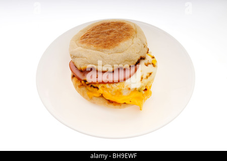 McDonald's-Frühstücks-Sandwich mit Ei, Käse und kanadischer Speck auf eine englische Muffins auf weißen Teller auf weißem Hintergrund. Stockfoto