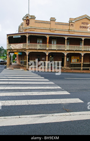 DORRIGO, New South Wales, Australien – das Hotel Dorrigo liegt in der Innenstadt von Dorrigo. Dieses historische Gebäude, das charakteristisch für die ländliche australische Architektur ist, ist ein lokales Wahrzeichen in dieser kleinen Stadt an den New England Tablelands. Stockfoto