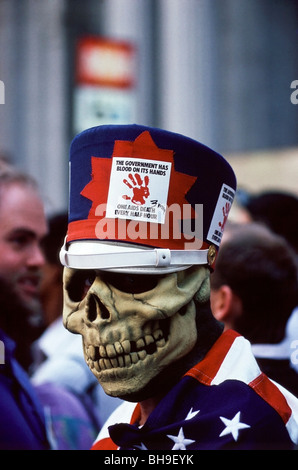 Mann mit rotem, weißem und blauem Hut, Skelettmaske und amerikanischer Flagge während einer ACT-UP-Demonstration in San Francisco, CA. Stockfoto