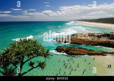 NORTH Stradbroke Island, Australien - Blick nach Süden am Strand entlang in Point Lookout auf Stradbroke Island, Queensland's östlichsten Punkt. Mit seinem freien Blick auf das offene Meer, in felsigen Landspitze von Point Lookout ist ein beliebter Ort für Whale Watching während der Migration. North Stradbroke Island, nur von Queenslands Hauptstadt Brisbane, ist der weltweit zweitgrößte Sand Insel und mit seinen kilometerlangen Sandstrände, die im Sommer ein beliebtes Urlaubsziel. Stockfoto