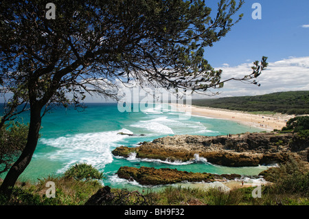 NORTH STRADBROKE ISLAND, Australien - Blick vom Point Lookout, Queenslands östlichstem Punkt, nach Süden entlang der Surfstrände von Stradbroke Island. Die felsige Landzunge ist eine der wenigen Pausen an Stradbroke langen Sandstränden mit Blick auf den Pazifischen Ozean. North Stradbroke Island, gleich neben der Hauptstadt von Queensland, Brisbane, ist die zweitgrößte Sandinsel der Welt und mit ihren kilometerlangen Sandstränden ein beliebtes Reiseziel für Sommerurlaube. Die Insel ist die Heimat der Quandamooka und eine reiche Vielfalt an einzigartiger Flora und Fauna und eine der weltweit größten Sandinseln und ein Schatz Stockfoto