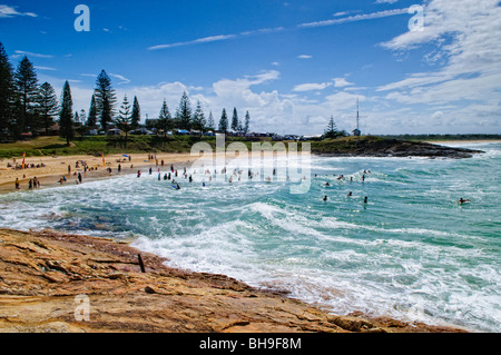 SOUTH WEST ROCKS, New South Wales, Australien – Ein Blick auf den Horseshoe Bay Beach, eine halbmondförmige Sandbucht im Herzen der South West Rocks. Die geschützte Bucht ist von felsigen Landzungen und Küstenvegetation umgeben. Stockfoto