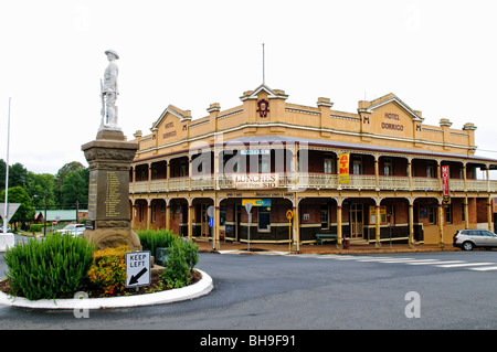 DORRIGO, New South Wales, Australien – das Hotel Dorrigo liegt in der Innenstadt von Dorrigo. Dieses historische Gebäude, das charakteristisch für die ländliche australische Architektur ist, ist ein lokales Wahrzeichen in dieser kleinen Stadt an den New England Tablelands. Stockfoto