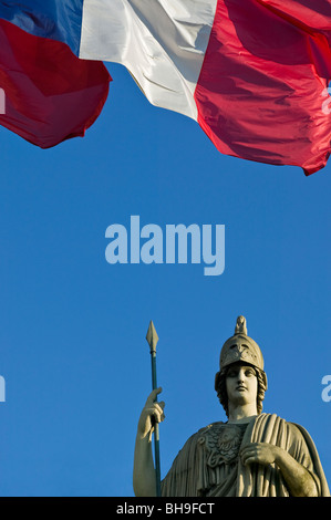 Französische Fahnen vor l'Assamblee nationale, Paris, Frankreich Stockfoto