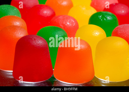 Eine Makroaufnahme von bunten Gummibonbon Süßigkeiten. Stockfoto