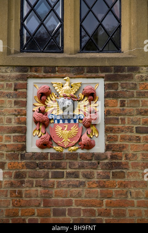 Wappen an der Wand des Jesus Hospital Armenhäuser: 1627 von William Goddard in Bray nr Maidenhead gegründet. Berks. UK Stockfoto