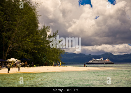 Australian-basierte Expedition Kreuzer Orion steht vor Kennedy Island genießen Passagiere einen Besuch Kennedy Island Stockfoto