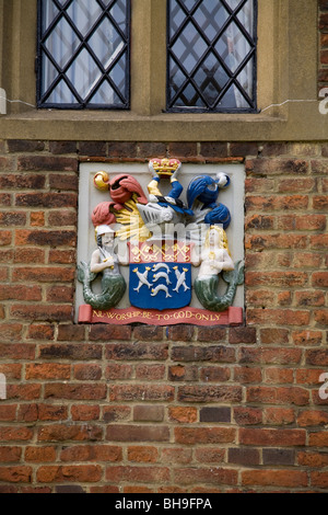 Wappen an der Wand des Jesus Hospital Armenhäuser: 1627 von William Goddard in Bray nr Maidenhead gegründet. Berks. UK Stockfoto