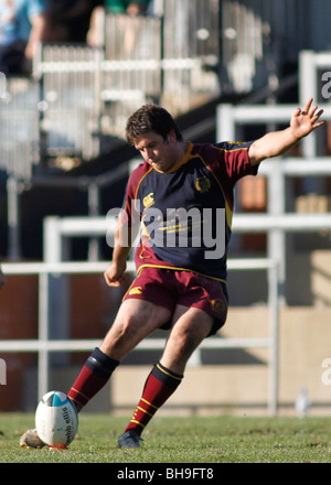 Eine Rugby-Spieler tritt eine Strafe/Konvertierung. Stockfoto