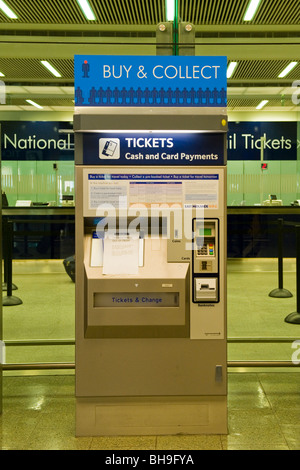 St Pancras Station, automatische Maschine zu kaufen oder zu sammeln, Bahn-Tickets mit Zahlung mit Bargeld oder Karte Stockfoto