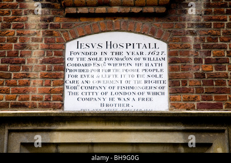 Tafel über dem Eingang des Jesus Hospital Armenhäuser: 1627 von William Goddard in Bray nr Maidenhead gegründet. Berks. UK Stockfoto