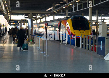 St Pancras Station Zug East Midlands am Bahnsteig mit Passagieren zu Fuß hinunter board Stockfoto