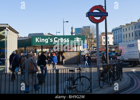 Außenansicht der Eingang zum Kings Cross Station & Euston Road, vom Bürgersteig mit Fußgängern & Fahrräder Complex, Geländer Stockfoto