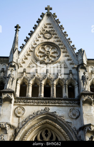 Steinarbeiten über dem Eingang der Abteikirche von Hautecombe Abbey in Saint-Pierre-de-Curtille in der Nähe von Aix-Les-Bains in Savoyen, Frankreich. Stockfoto