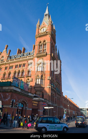 St Pancras Station, Euston Road, Außendarstellung des Hotel Uhrturm & Eingang zur Hauptlinie & u-Bahn-Stationen Stockfoto