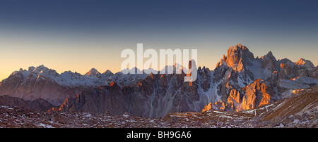 Panoramablick über Cadini di Misurina bei Sonnenaufgang Stockfoto