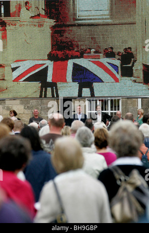 Trauernden ansehen die Beerdigung von Krieg-Veteran Harry Patch auf einem großen Bildschirm außerhalb Wells Cathedral auf Donnerstag, 6. August 2009. Stockfoto