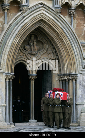 Sargträger tragen den Sarg des Krieg-Veteran Harry Patch, der im Alter von 111 am 25. Juli 2009 gestorben. Stockfoto