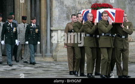 Sargträger tragen den Sarg des Krieg-Veteran Harry Patch, der im Alter von 111 am 25. Juli 2009 gestorben. Stockfoto