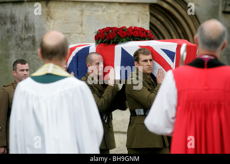 Sargträger tragen den Sarg des Krieg-Veteran Harry Patch, der im Alter von 111 am 25. Juli 2009 gestorben. Stockfoto