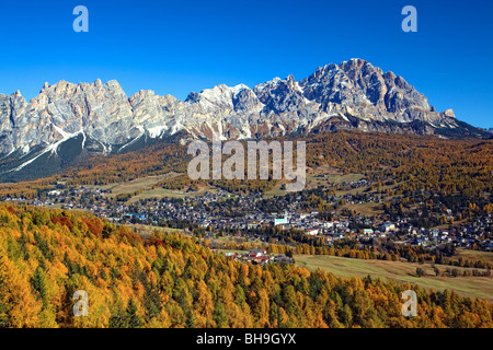 Cortina d ' Ampezzo Dorf unter Marmarole und Cristallo Bergen, Blick vom Falzarego-Pass Stockfoto