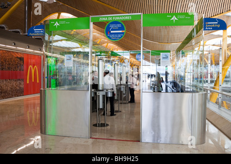 Raucher im Raucherbereich, Klemme 4, Flughafen Madrid-Barajas, Spanien Stockfoto
